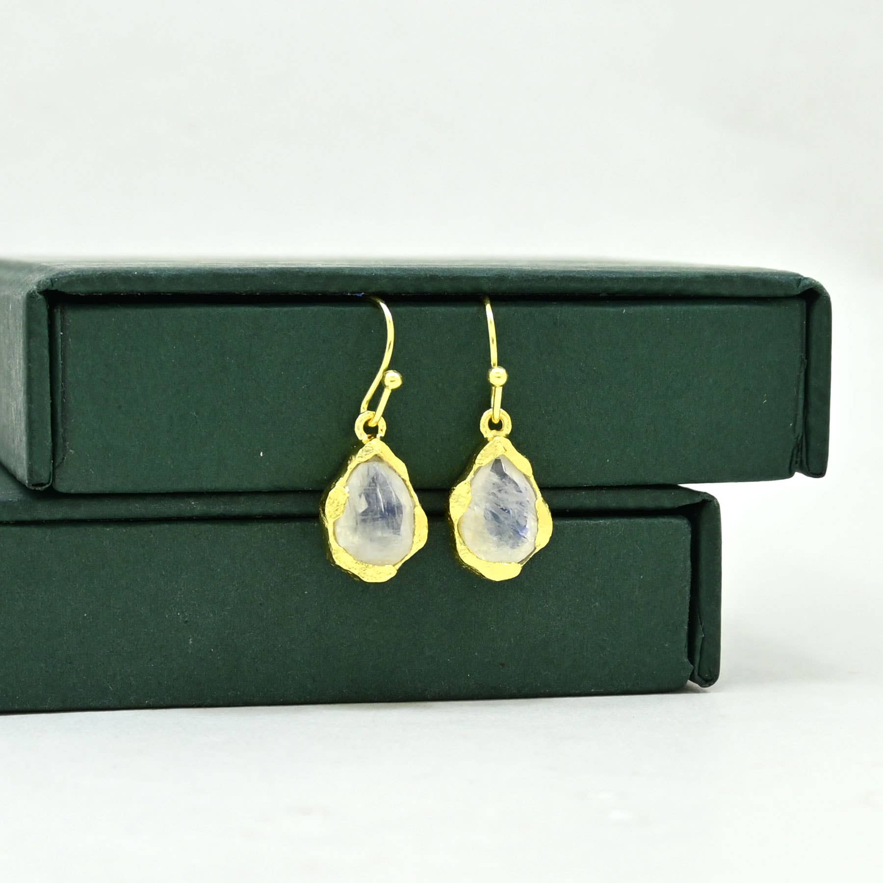 Kailany Earring Gold Plated - Rainbow Moonstone