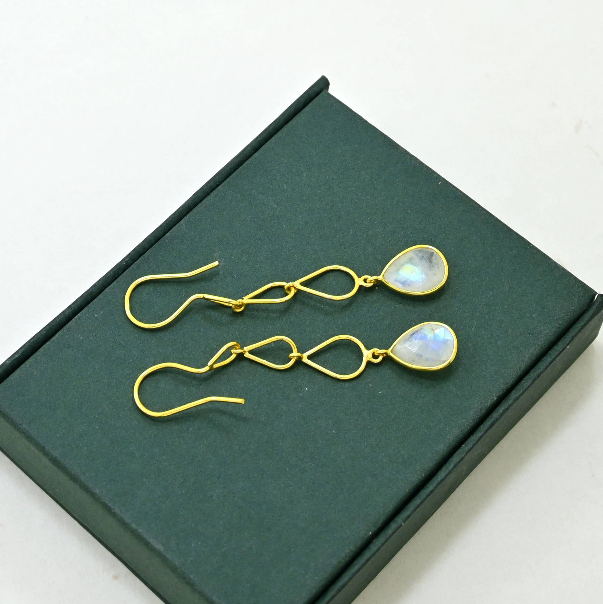 Cecily Earring Gold Plated Silver 925 - Rainbow Moonstone