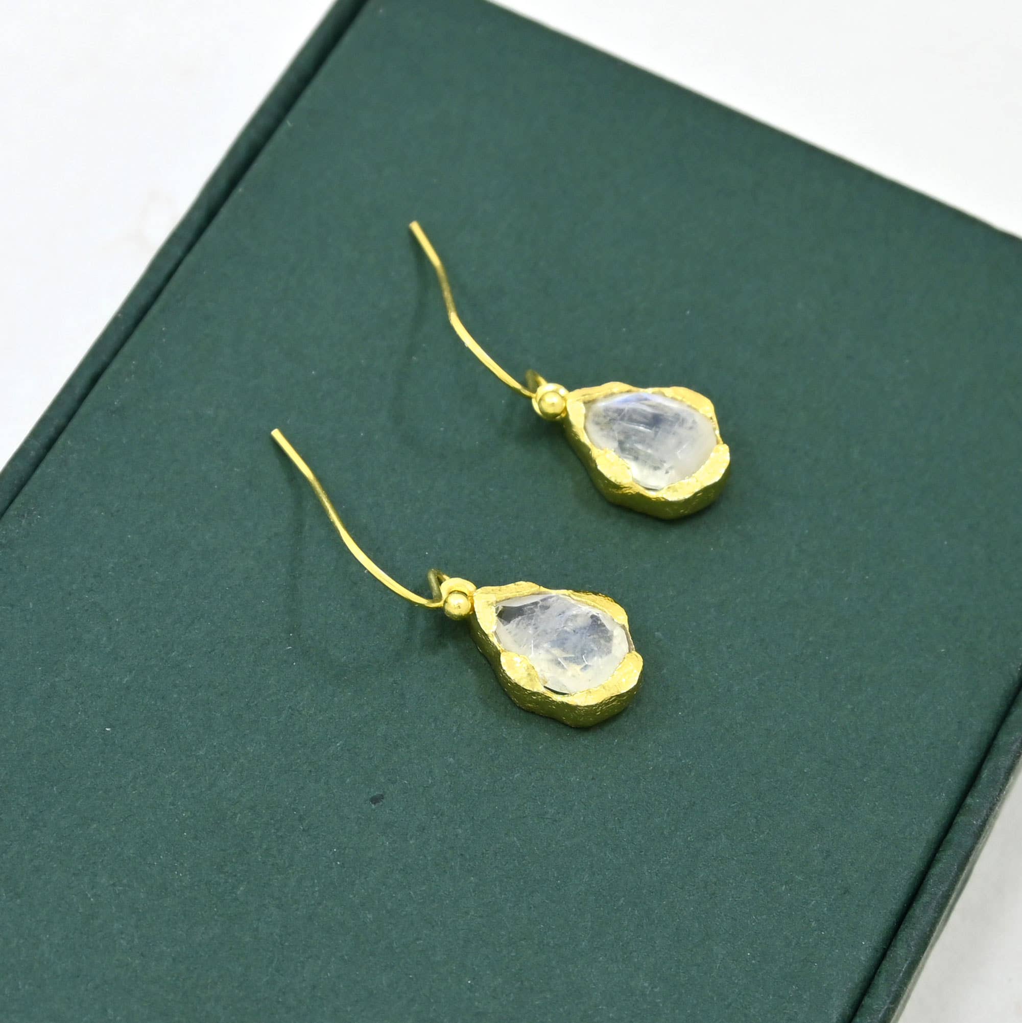 Kailany Earring Gold Plated - Rainbow Moonstone
