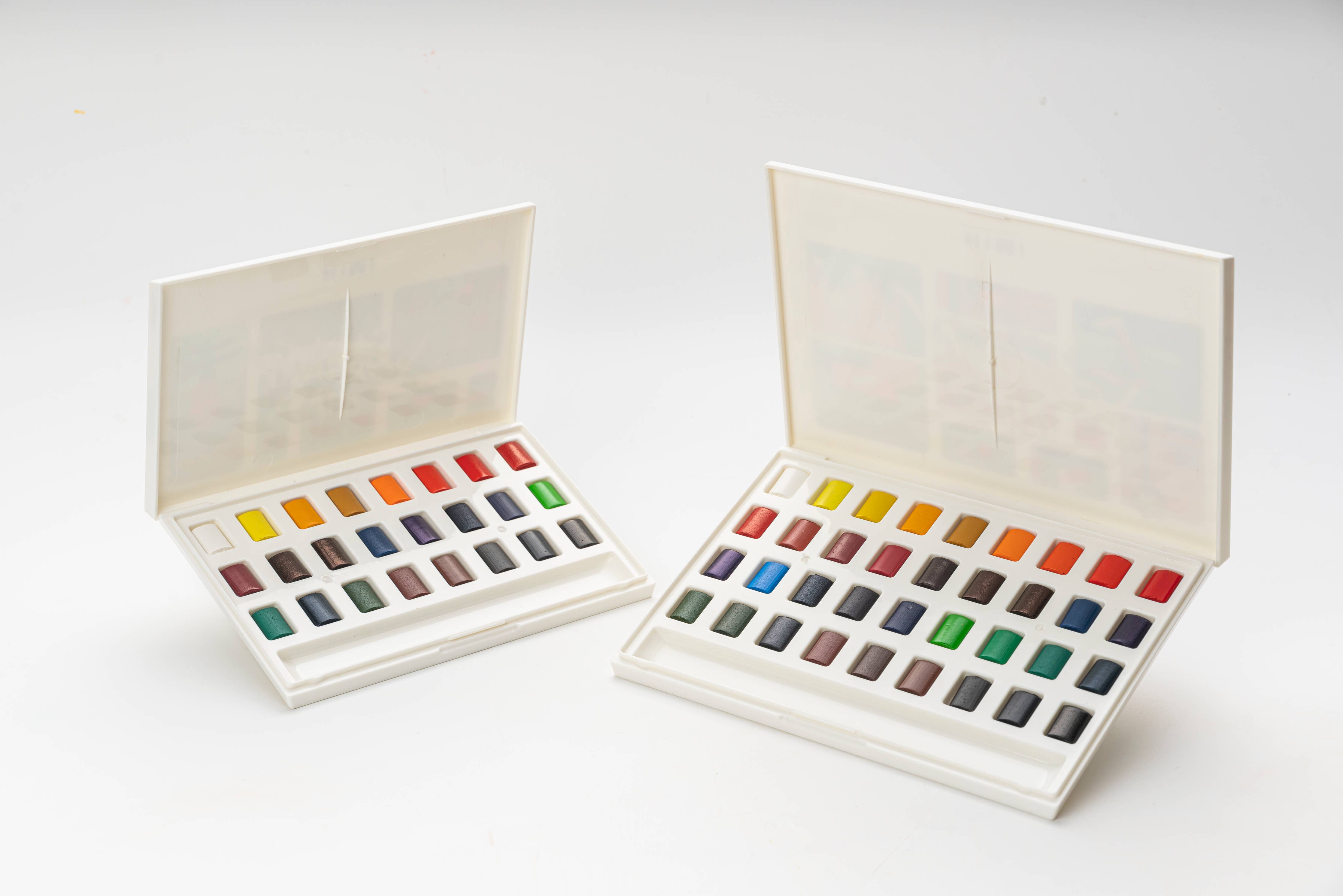 Watercolour Kit 24 Half-Pans & Waterbrush